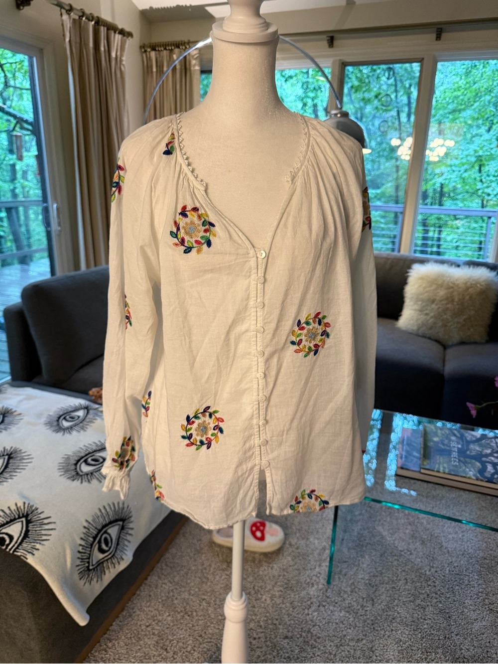 Boutique Aeom Women's White Button-Front Top with Colorful Floral Embroidery
